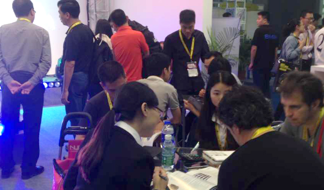 力銘光電舞臺燈光展會團(tuán)隊(duì)